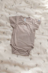 BAMBOOM bodžiukas trumpomis rankovėmis - Sabbia 6 mėn