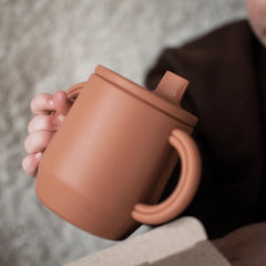 Atelier Keen silikoninis puodelis su snapeliu  - Spalva - Cinnamon
