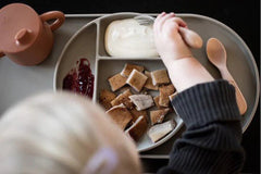 Atelier Keen silikoninė lėkštė  prilimpančiu dugnu su skyriais - Spalva - Cream