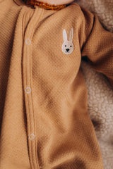 Wooly Organic šliaužtinukas su siuvinėtu zuikučiu, Natural Dark Brown