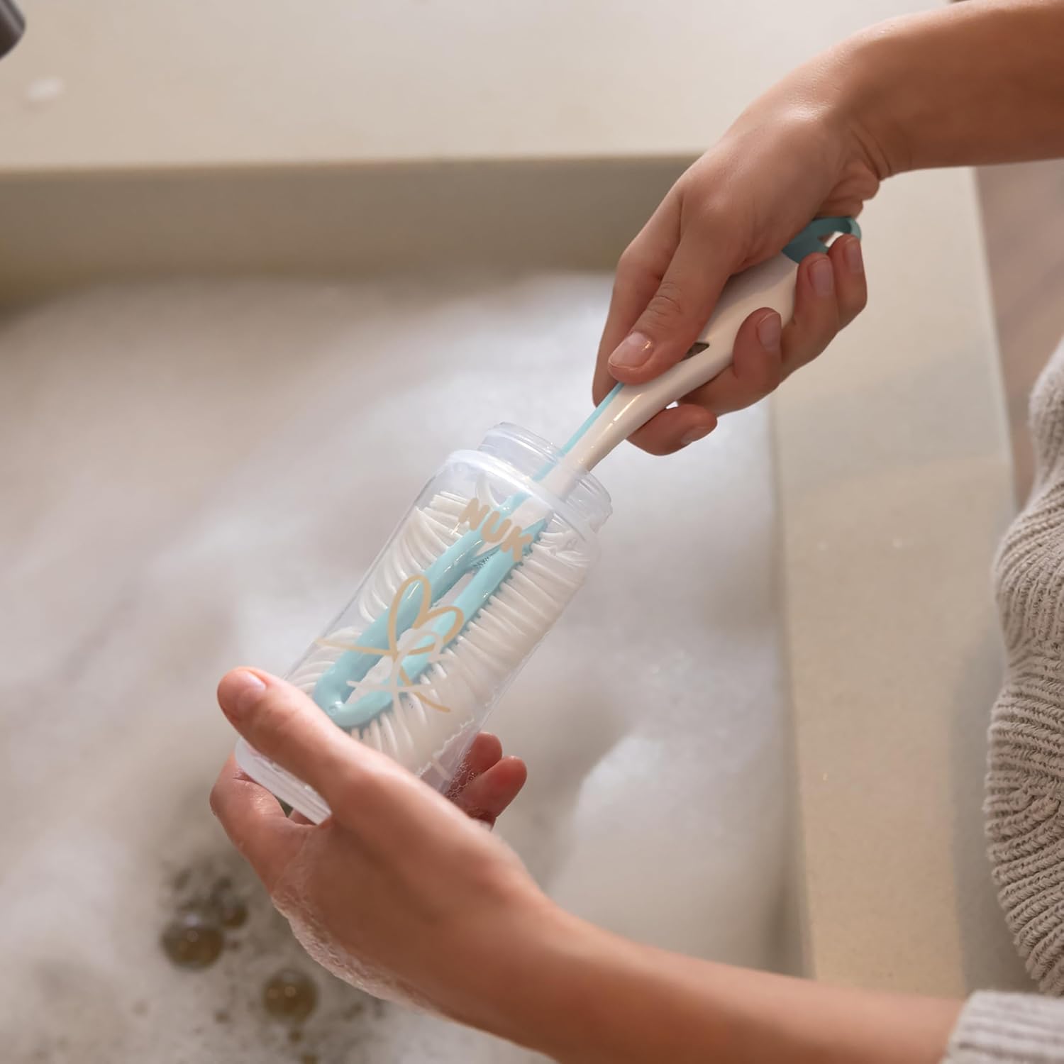 NUK 2-in-1 buteliukų šepetėlis su integruotu žindukų šepetėliu, ergonomiška rankena, 1 vnt.