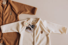 Wooly Organic šliaužtinukas su siuvinėtu meškiuku GOTS, Natural Ecru