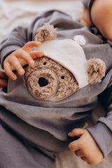 Wooly Organic siuvinėtas veliūrinis megztinis su meškiuku GOTS, Rosewood