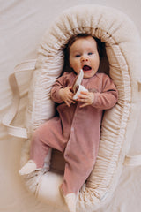 Wooly Organic siuvinėtas veliūrinis šliaužtinukas su pėdutėmis GOTS, Rosewood